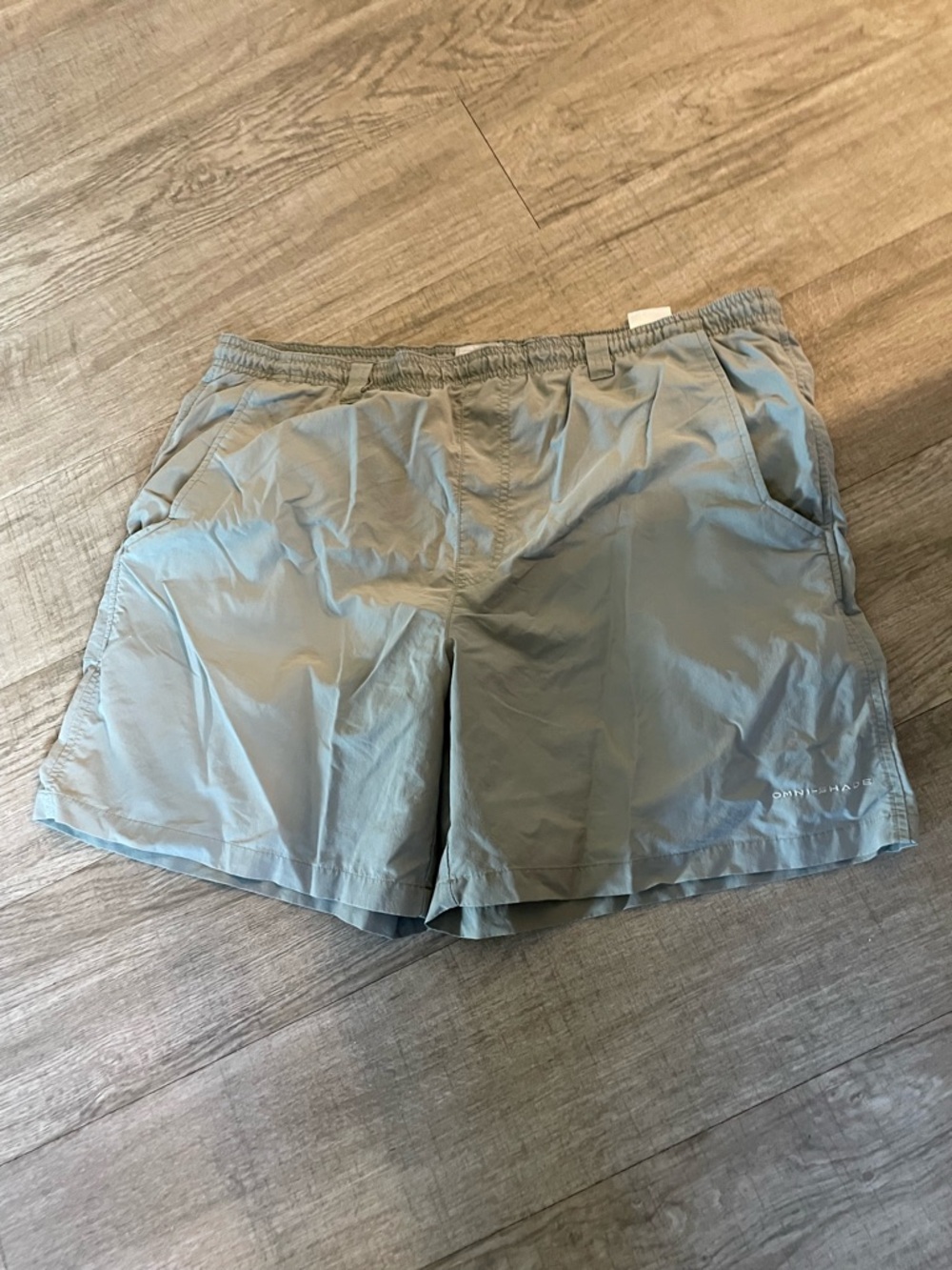 Columbia PFG men’s gray
Drawstring waist mesh lined fishing swimming boat shorts